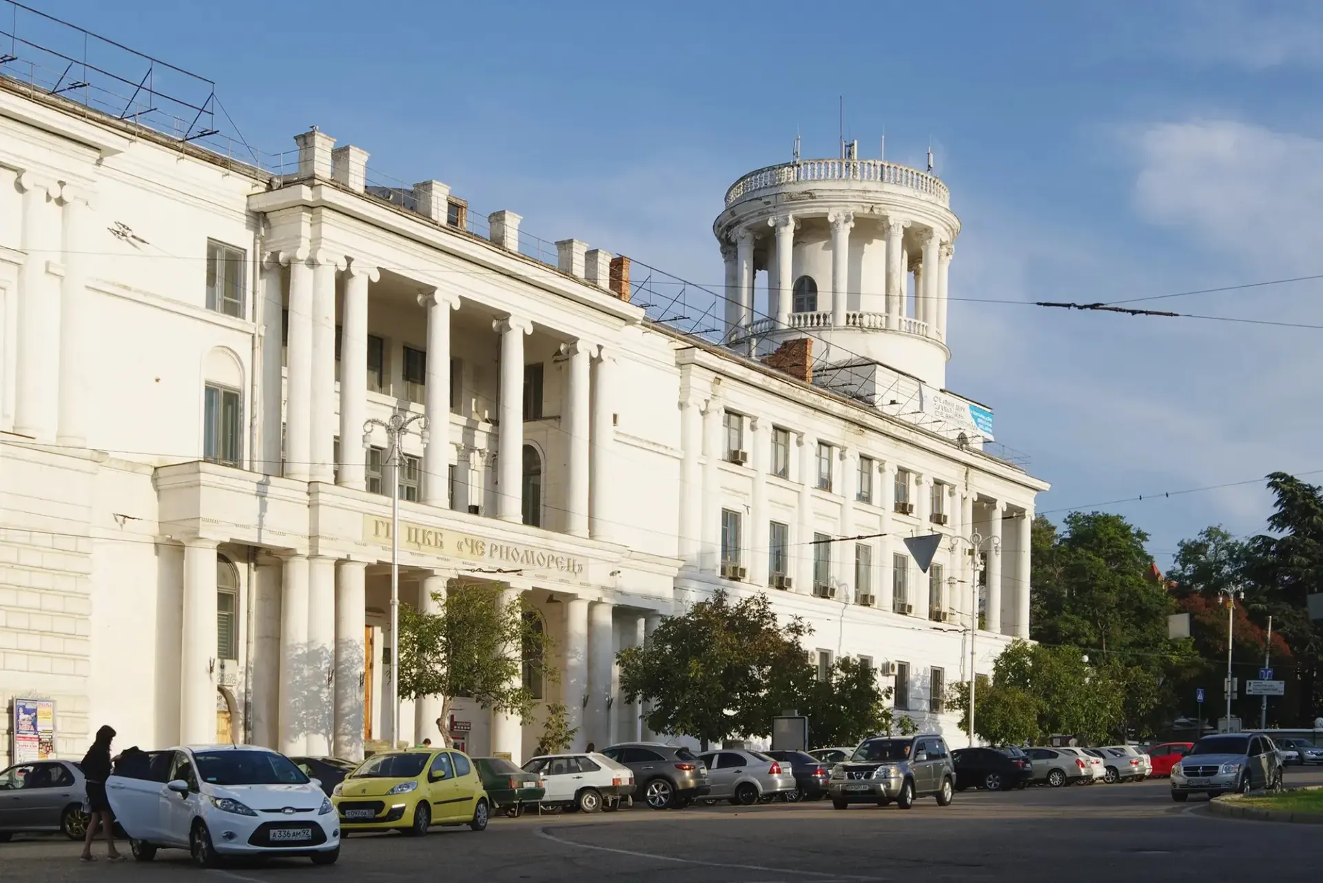 В центре города выставлено на продажу здание бывшего конструкторского бюро и связанный с ним земельный участок. Начальная цена без НДС — 424,3 млн рублей; аукцион запланирован на 2026 год; объект имеет статус памятника и связан с инвестиционными планами по гостиничному комплексу.