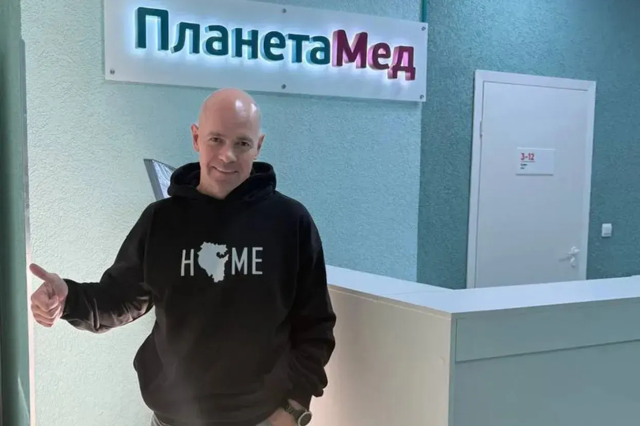Суд Москвы продлил арест руководителя клиники, обвиняемого в мошенничестве при лечении детей с аутизмом и причинении вреда здоровью. Расследование затрагивает финансовые схемы и ряд иных эпизодов; также упоминаются проверки и примеры давления на родителей.