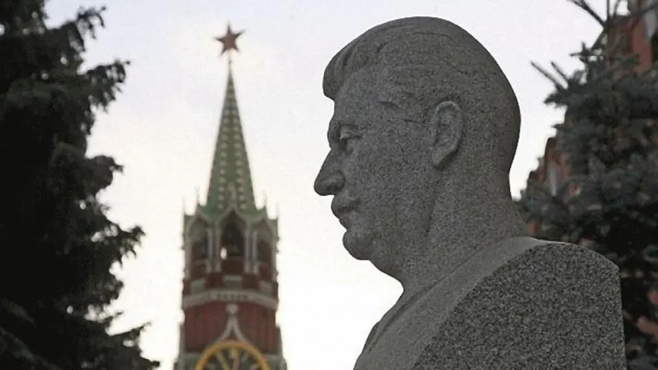 В условиях дефицита бюджета и растущих расходов на вооружение крупные компании обсуждают добровольные взносы, а власти планируют в 2027 году новый налог на сверхдоходы.