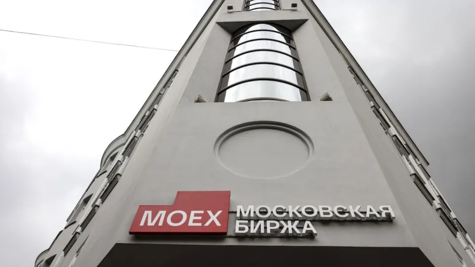В условиях военных расходов и политических изменений капитализация рынка снижается, инвесторы уходят, а государство вводит новые налоги и меры поддержки, пытаясь стабилизировать ситуацию.