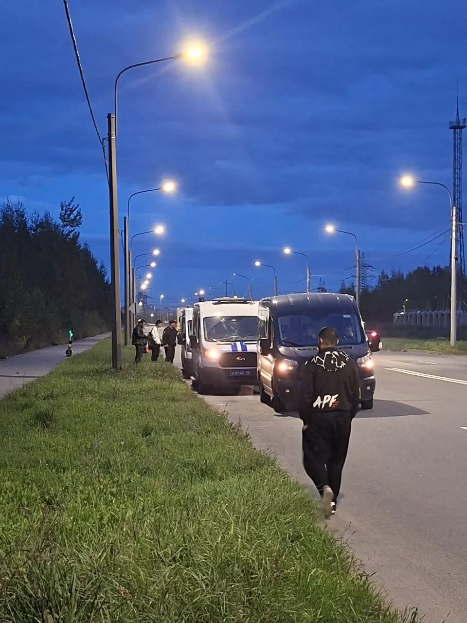 Полицейские останавливают автобусы у&nbsp;складов и&nbsp;проверяют документы иностранцев