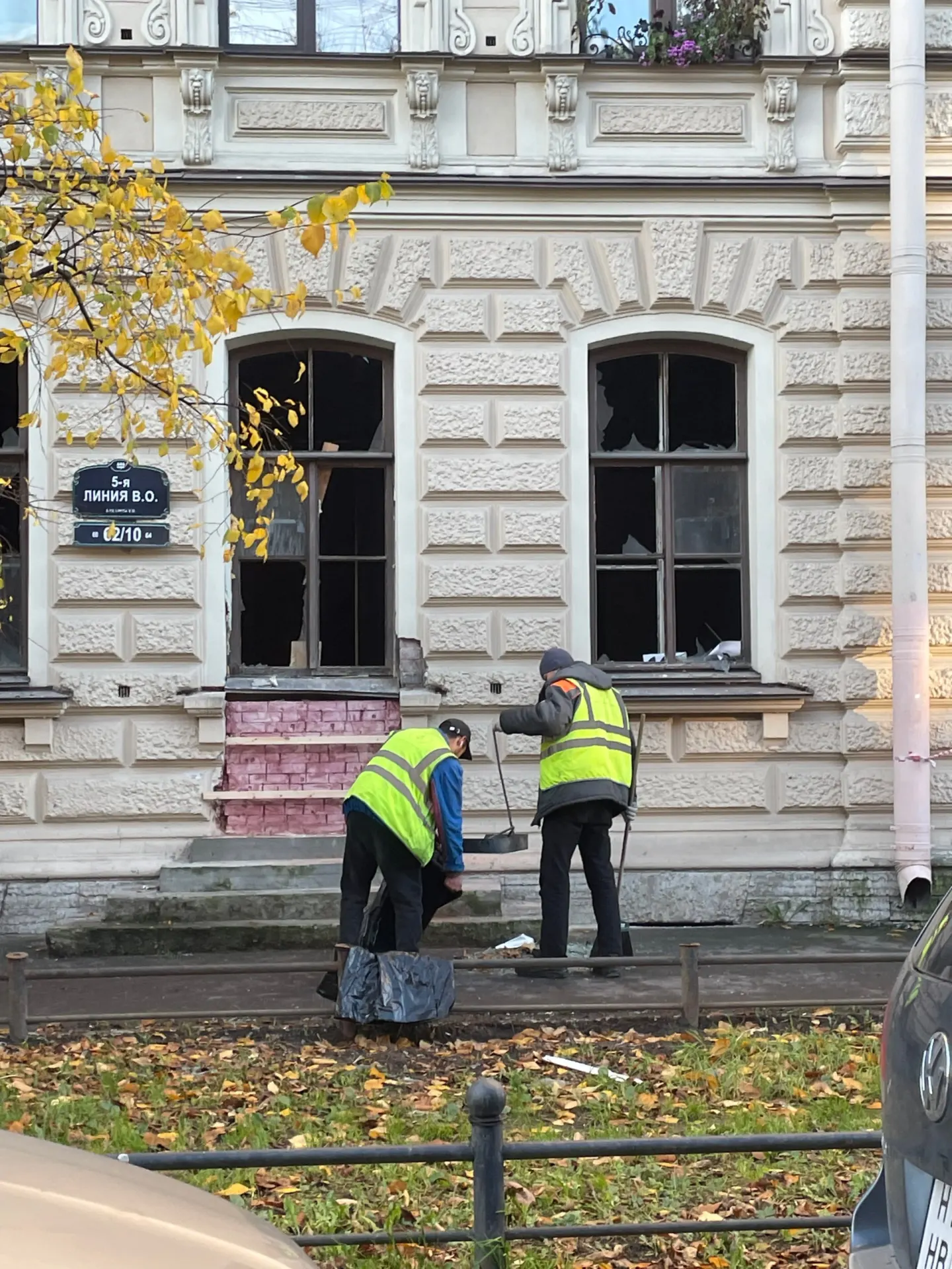 Губернатор сообщил об одном погибшем и пятерых пострадавших; на Васильевском острове поврежден дом.