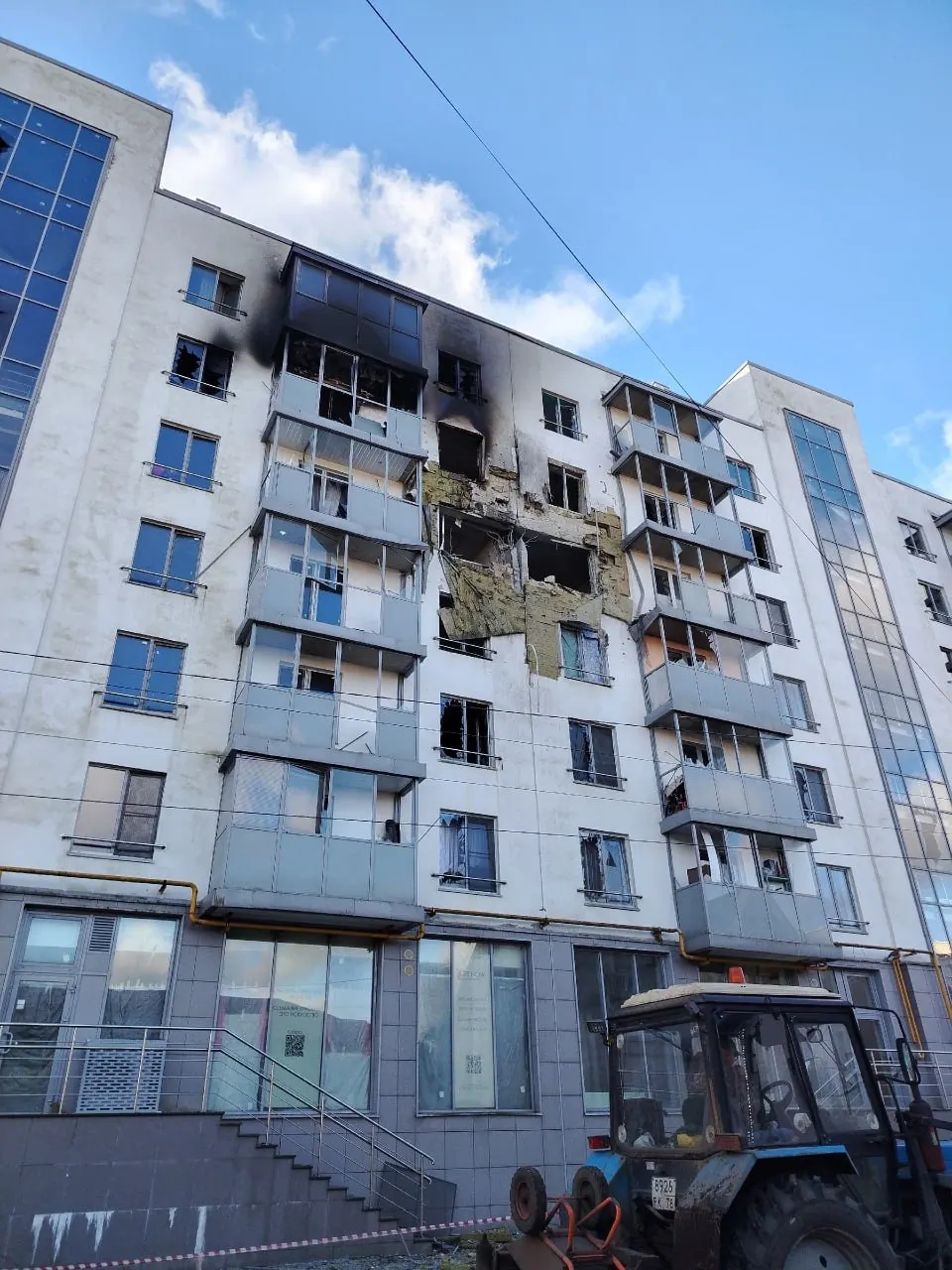 На шестом этаже загорелся жилой дом; пострадали жильцы, проводилась эвакуация, к месту происшествия прибыли полиция и пожарные.
