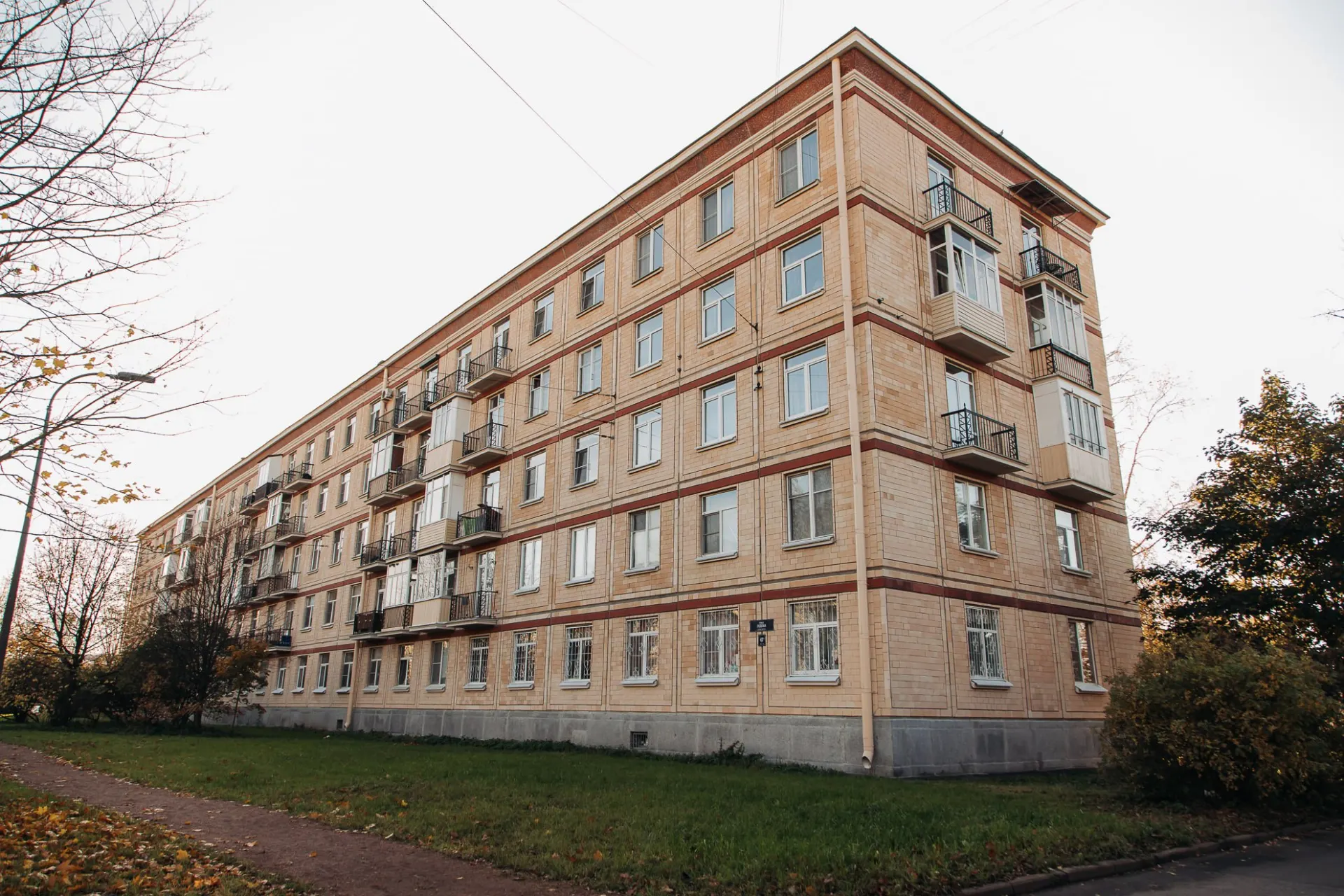 Фасад жилого дома в Невском районе обновлён: восстановлена облицовка, отремонтированы балконы и окна, сохранены исторические детали.