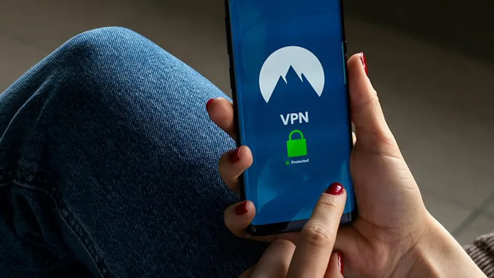 Apple удалила приложение Incy из российского App Store по требованию Роскомнадзора. Разработчики ищут способы вернуть проект; Happ ранее исчезал из магазина. По данным Apple за 2025 год, по требованиям властей удалено 1213 приложений.