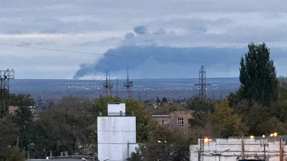 В ночь на 2 октября регионы Самарская и Волгоградская области подверглись атакам украинских беспилотников. Власти объявили ракетную опасность, жители укрываются, транспорт остановлен. Удар пришёлся по крупным объектам нефтегазовой инфраструктуры и промышленности; силы ПВО перехватывали дроны над регионами и побережьями Черного и Азовского морей.