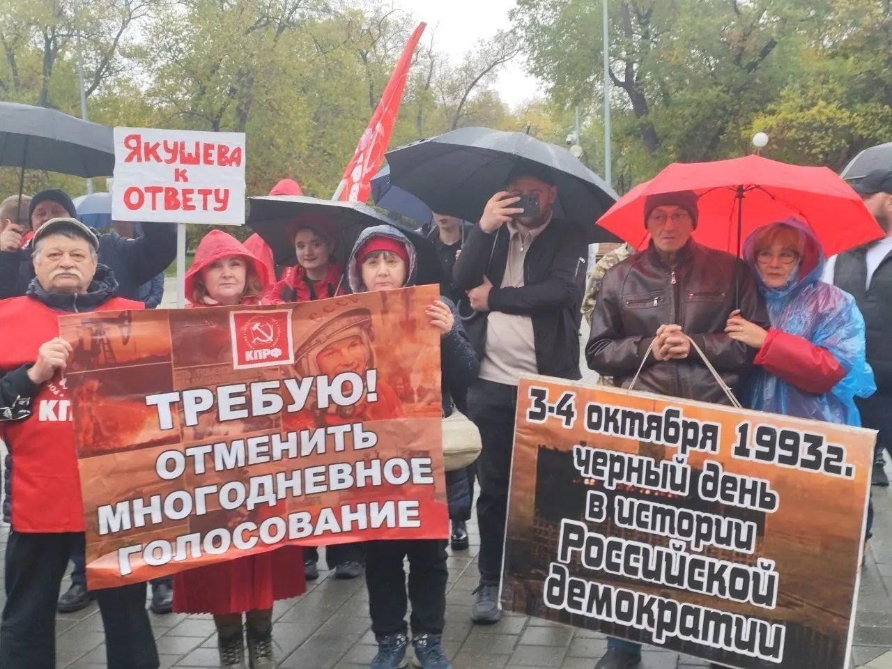Более ста человек приняли участие в митинге КПРФ в Комсомольском сквере Тюмени. Акция сопровождалась лозунгами за честные выборы; похожие акции пытались провести и в других регионах, но власти ограничивали или запрещали их проведение.
