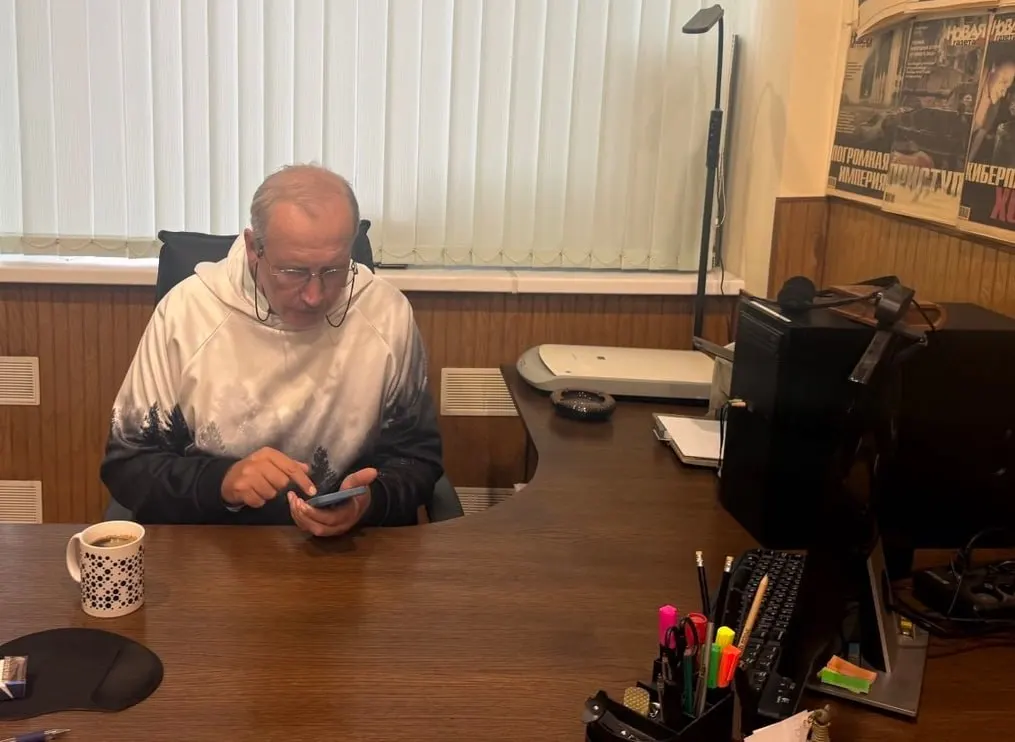 После обыска журналист вернулся в редакцию; следственные действия продолжаются.