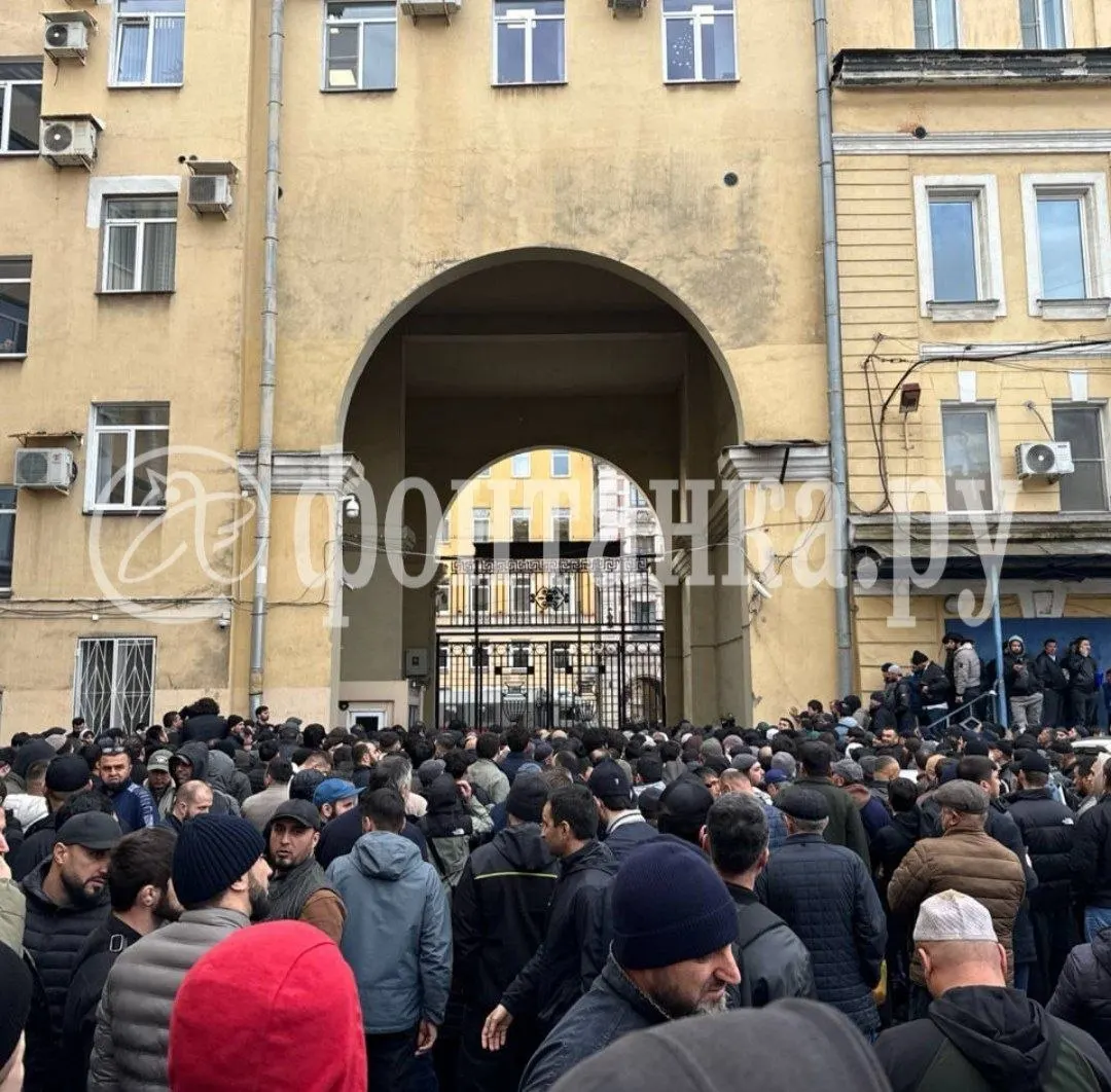 После пятничной молитвы на Сенном рынке произошла массовая проверка документов, ограничение выхода и задержания посетителей возле рынка и близлежащих объектов.