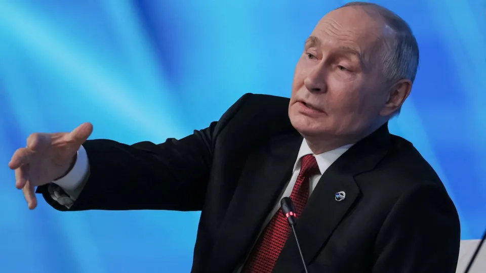 Переговоры по Украине возобновляются на уровне ведущих стран Европы, но Москва остаётся приверженной своей позиции по Донбассу.