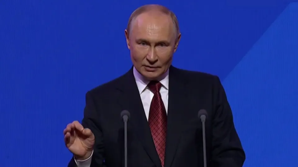 Во время телефонного разговора с европейскими лидерами президент России повторил требование вернуть Донбасс под контроль Москвы и выступил с длинной лекцией о славянской истории; европейские лидеры обсуждали предстоящие переговоры по окончанию войны.
