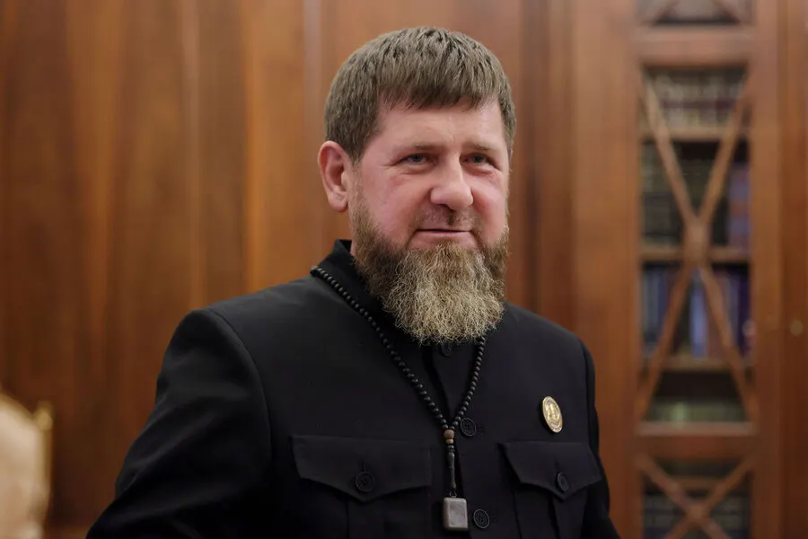Кадырову вручён знак за вклад в развитие железнодорожного транспорта; церемония прошла в Грозном.