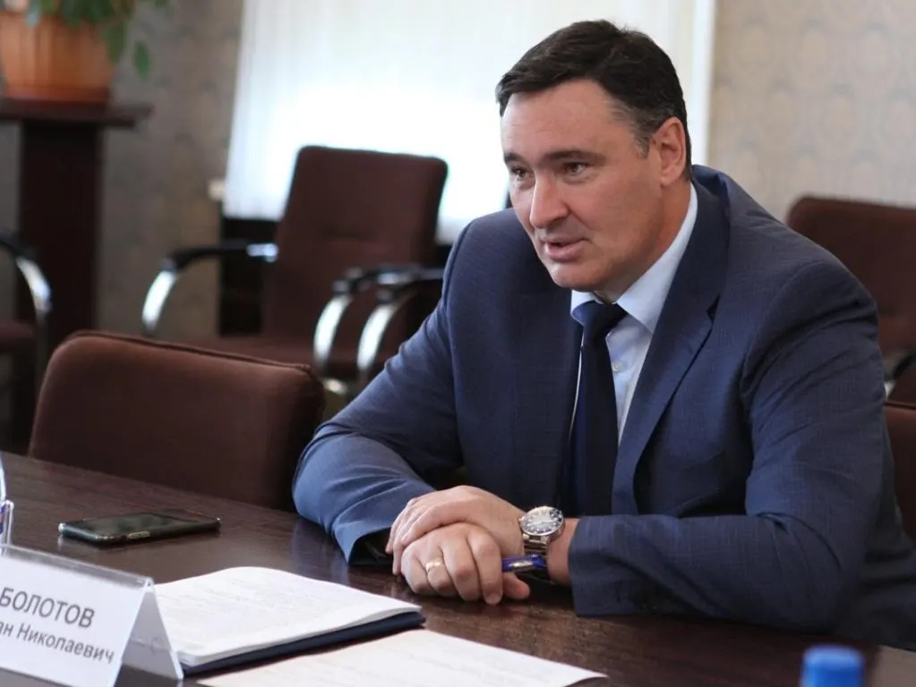 После появления заявления о передаче банок на фронт чиновник скорректировал публикацию; причины изменений не раскрываются.