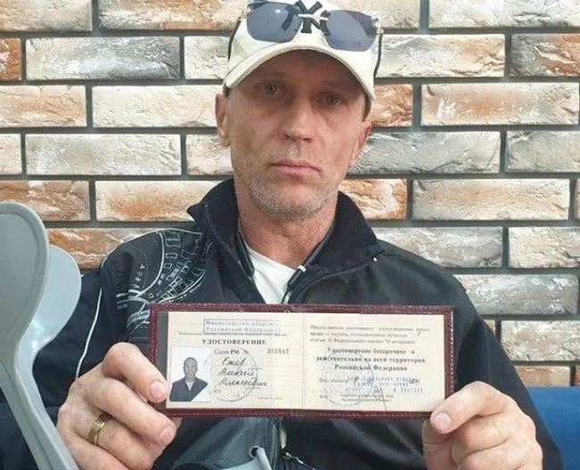 Помилованный участник войны обвиняется в удержании женщины в наручниках и вымогательстве у её 11-летнего сына; конфликт разворачивается вокруг доверенности и ареста имущества.